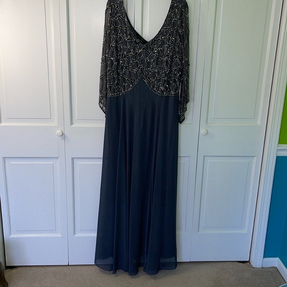 J Kara Women's Plus Size 3/4 Sleeve Geo Beaded Gown